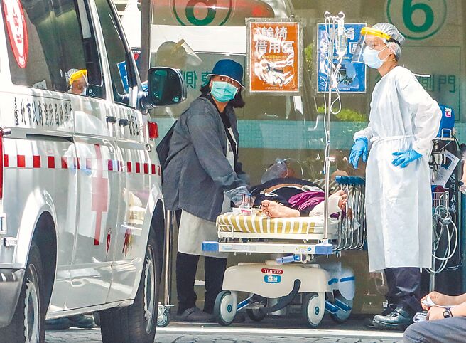 呼吸治疗师染疫风险高，但医界工会控诉，卫福部长陈时中曾公开表示「7月前发放」照护津贴，至今仍没有下文，形同跳票。图为医院防疫急门诊外，医护辛苦在照料患者。（粘耿豪摄）