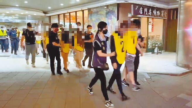 三重警方昨日傍晚會同台北市警在台北市松山區一舉破獲詐騙集團據點，逮捕高達32名成員。(三重警分局提供／黃敬文新北傳真)