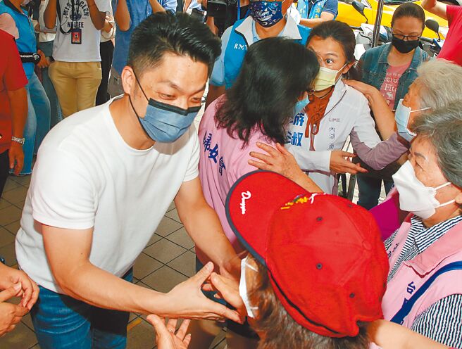 國民黨台北市長參選人蔣萬安（前左）昨日到內湖寺廟參拜，受到支持民眾熱烈歡迎。（趙雙傑攝）