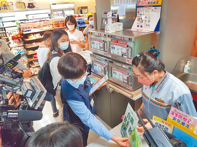 台北市環保局稽查人員前往信義誠品，逐一到速食店、超商門市進行查核。7月預計派出40名人力稽查3740家業者。（台北市環保局提供／陳薏云台北傳真）