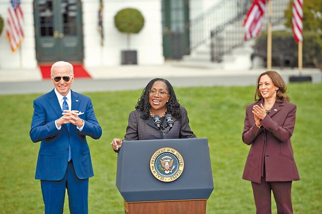 美国联邦最高法院迎来首位非洲裔女性大法官。这是4月8日，杰克森（中）在美国华盛顿白宫与美国总统拜登（左）、副总统贺锦丽（右）共同出席活动。 （新华社）