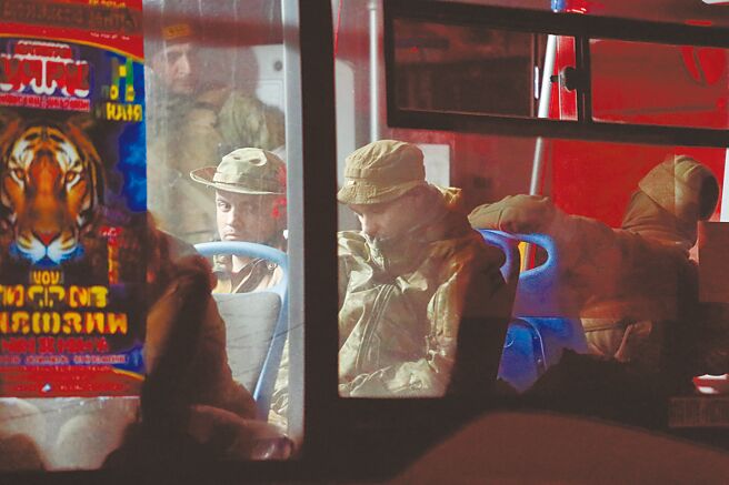 乌克兰当局1日表示，俄军飞弹于1日击中乌克兰黑海港口敖德萨所属城镇的一座公寓大厦和度假村，造成至少19人死亡。图为载着乌克兰武装人员的巴士抵达俄军控制的奥列尼夫卡镇。（新华社）