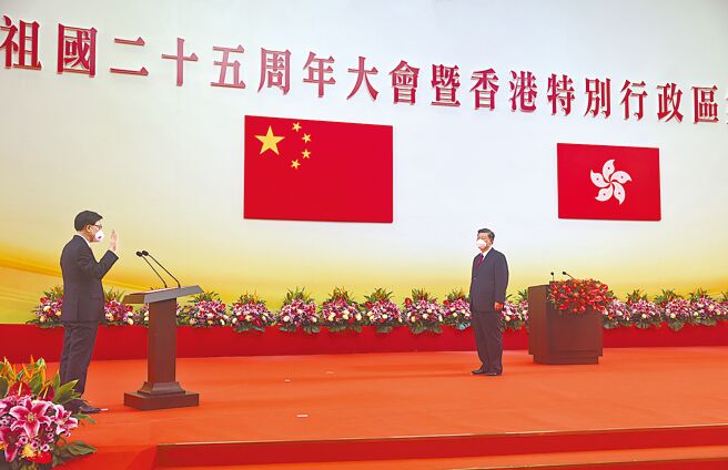 香港正逢回歸25周年，美國國務卿布林肯及英國外相特拉斯分別發表聲明，批評北京違反對港人承諾。圖為李家超1日宣誓就任香港特別行政區行政長官。（新華社）