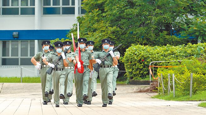香港1日不仅迎来首位警队出身特首，去殖民化工作也从昨起五大纪律部队改採中式步操、口令、制服、装甲车开展。图为香港警察学院的学员正在训练中式步操。（中新社）