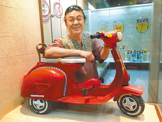 王明宗費時20餘年蒐羅懷舊小物，首批百餘件昨起在金門縣文化局展出。（李金生攝）