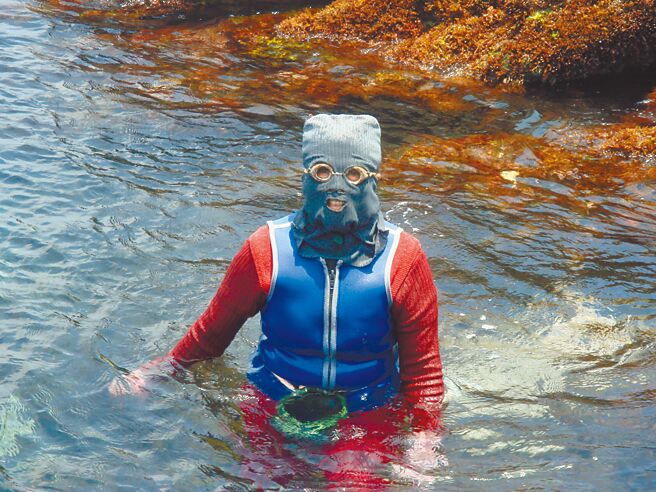 新北市贡寮区渔会今年选出11位模范渔民，其中年近7旬的吴凤娇数十年来从事海女工作，还协助地方导览，付出获肯定。（渔业处提供／蔡雯如新北传真）