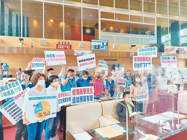 台中市议会临时会最后一天，针对台中市政府总预算第一次追加预算112.81亿元进行审查2、3读会，其中经发局4.7亿元引爆蓝绿攻防，在吵闹中，仍全数照案三读过关。台中市长卢秀燕感谢议会支持。（谢琼云摄）