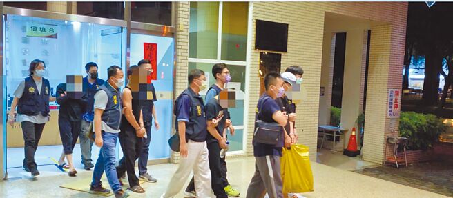 有「保险箱大盗」之称、54岁戴姓主嫌（前排中）假释后，自组窃盗集团，今年在台中地区犯下多起保险箱窃盗案，遭警方逮捕。（台中市警察局提供／张妍溱台中传真）