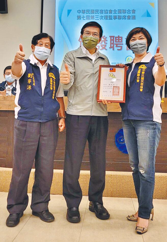 交通部長王國材（中），期許全國民宿業者強化數位轉型行銷。（民宿全聯會提供／廖志晃南投傳真）