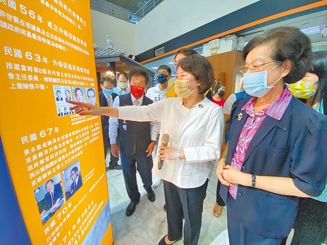 嘉义市长黄敏惠（右二）偕总统府资政张博雅（右一）回顾升格的歷程。（廖素慧摄）