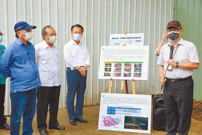 嘉义县长翁章梁（左三）听取民雄无人机与航太产业园区规画简报。（廖素慧摄）