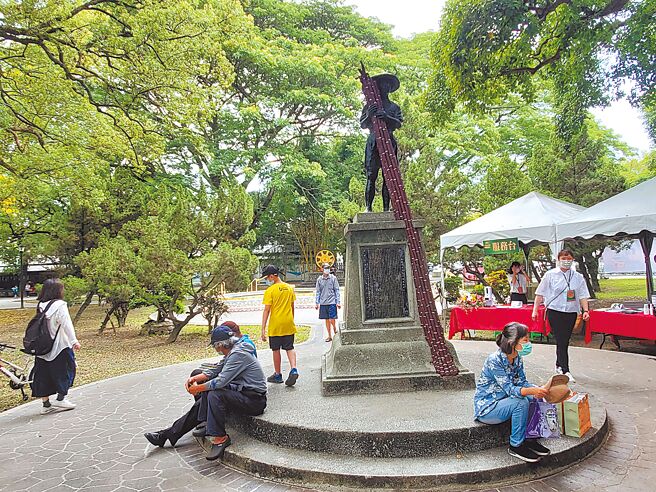 雲林縣虎尾鎮同心公園的「引種南非310種紀念碑」，為紀念1947年從南非引入「N：Co310」甘蔗品種，當時台灣向各國請求蔗種，只有南非共和國回應，提供36株蔗種並試種成功。（周麗蘭攝）