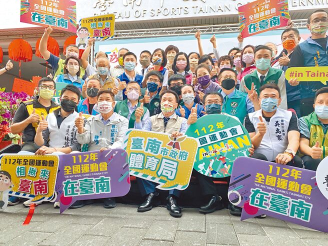 台南市体育局1日揭牌成立，市长黄伟哲（前排右三）、首任体育局长陈良乾（前排右四）等贵宾一起合影。（曹婷婷摄）