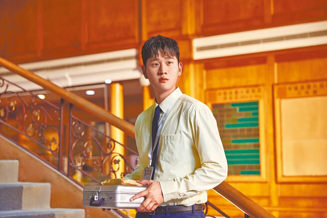 周兴哲在新歌〈说太多〉MV中有突破性演出。（星空飞腾提供）