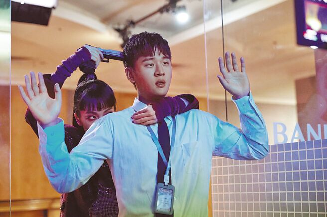 周兴哲（前）在MV中被抢匪挟持，让粉丝看得胆颤心惊。（星空飞腾提供）