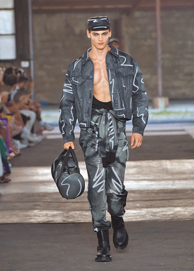 MOSCHINO本季有许多中空装，夏季「腰瘦」的风气不再是女性独有。（MOSCHINO提供）