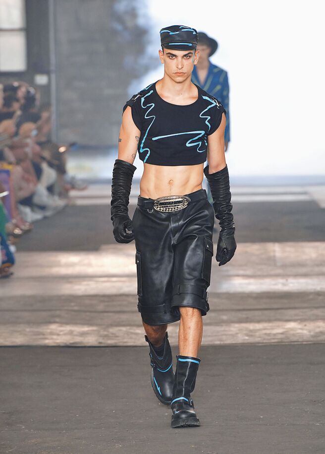 MOSCHINO本季露腰又露腿，更显男人味。（MOSCHINO提供）