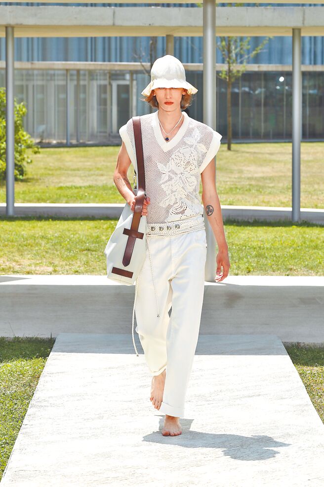 ETRO 2023春夏系列不少单品运用许多镂花孔绣呈现通透感。（ETRO提供）