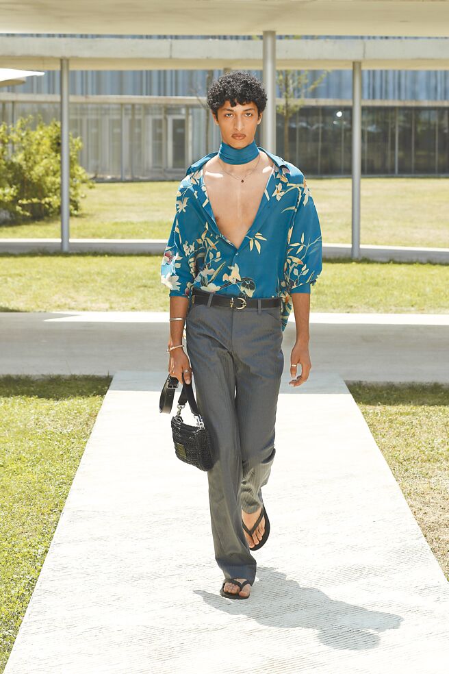 线条刚硬的西装加了腰封，丰富服装廓形。（ETRO提供）