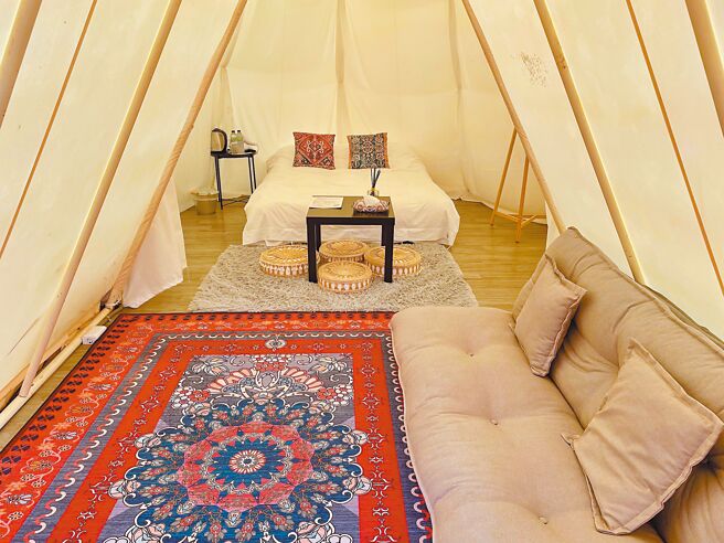 高巢奢华露营帐篷特别做舒适的挑高设计，内有双人床、冷暖气、沙发，帐旁设有私人卫浴，图为最具人气的波西米亚风帐款。（何书青摄）