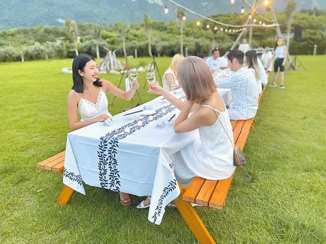 高巢休閒农场内拥有大片草坪的户外区，宾客可在此举办客制化的营火晚宴。（何书青摄）