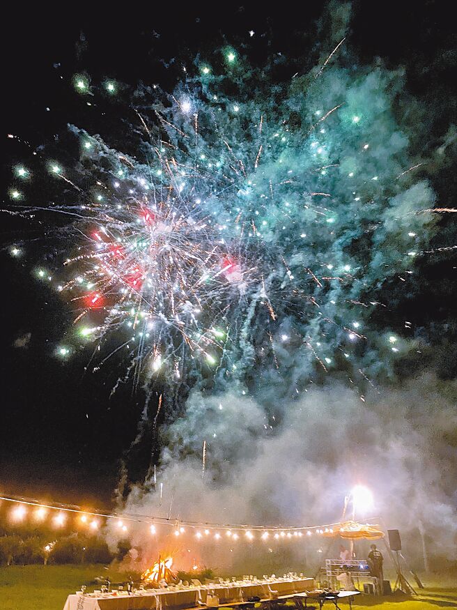 高巢休閒农场的营火晚宴也能安排客制化的烟火秀。（何书青摄）