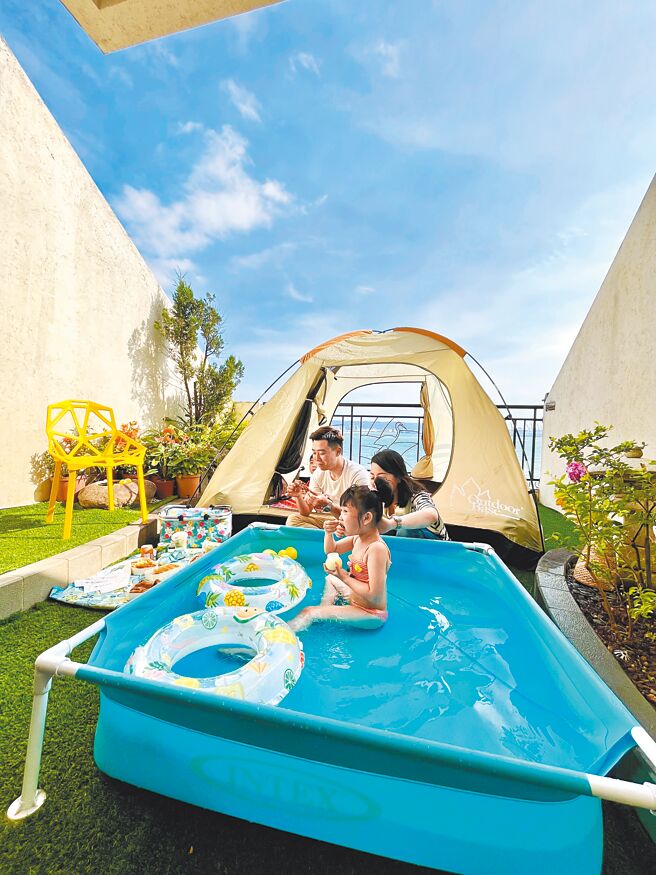 福容大饭店淡水渔人码头店合作知名露营品牌打造「海景露营房」，房客可自由加购4人帐篷、儿童戏水池或野餐等配备。（福容大饭店提供）