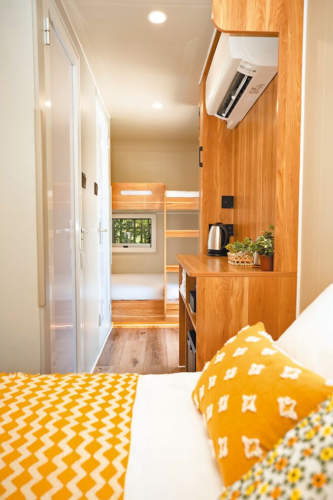 宜兰绿舞国际观光饭店引进数台豪华露营车，打造露营专区。（绿舞国际观光饭店提供）