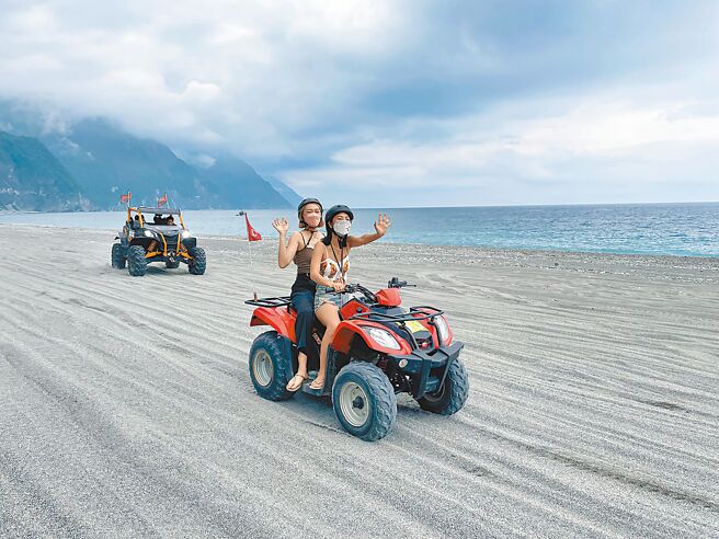 高巢休閒农场备有ATV沙滩车让旅人租借，与AsiaYo独家合作的1泊2食包含沙滩车专案，可跟随教练在沙滩驰聘。（何书青摄）