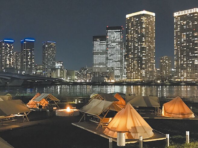 WILD MAGIC The Rainbow Farm可饱览东京湾夜晚之美，灯火与营火营造出城市露营的独特浪漫气氛。（WILD MAGIC The Rainbow Farm提供）