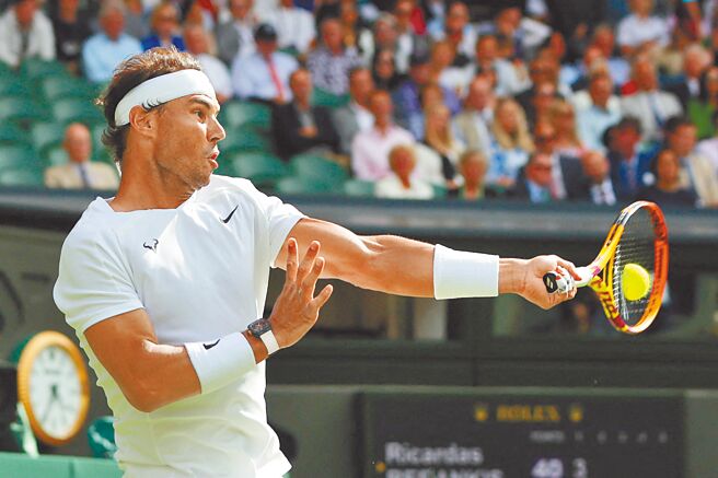 纳达尔的正拍抽球在比赛尾声找回侵略性，顺役挺进温网男单32强。（路透）