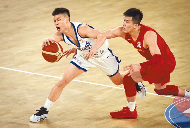 中華男籃後衛林秉聖（左）運球突破，大陸隊後衛郭艾倫試圖從背後抄球。（FIBA官網翻攝）