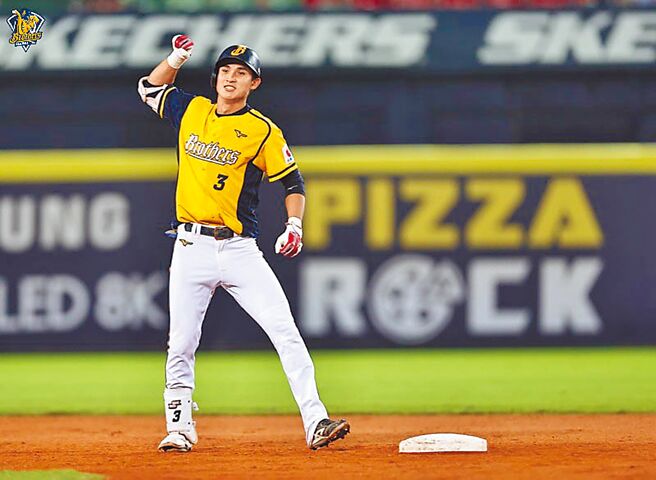 中信兄弟陈文杰在7局下敲出逆转二垒安打。（中信兄弟提供）