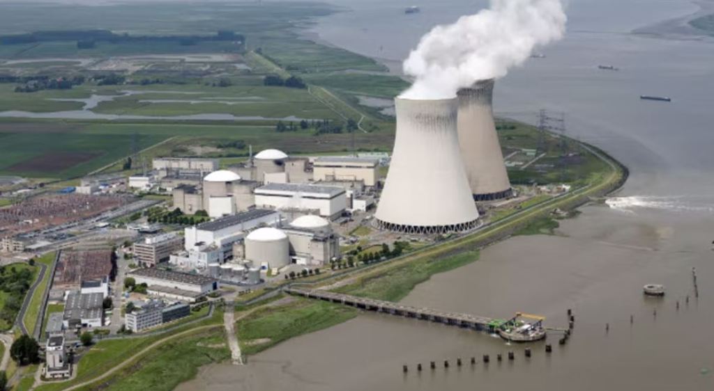 比利时德尔核电厂Doel Nuclear Power Station，位在比荷边界，离荷兰只有5公里。该电厂离比利时第二大城安特卫普只有10公里。图/IAEA(photo:ChinaTimes)