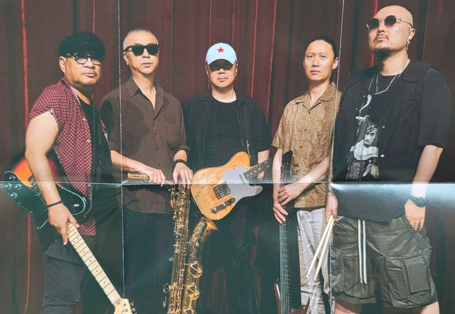 崔健(中)的神级音乐有赖他的乐手辅助：管乐刘元(左2)、吉他Eddie(左1)、贝斯刘悦(右2)、鼓手鲁超(右1)。（图／取自飞狗专辑）