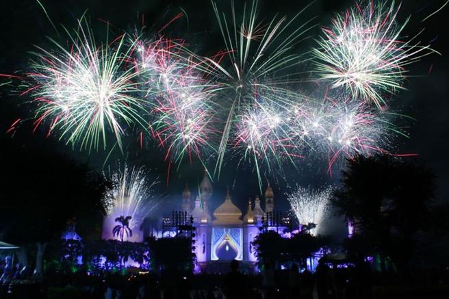 六福村暑假周末将上演璀璨烟火点亮夏夜星空。　图：六福村主题游乐园／提供