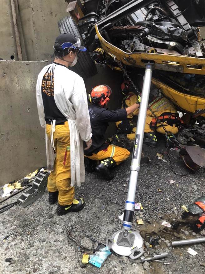 拖吊车疑天雨路滑，坠草埔桥10公尺深谷。(屏县消防局提供)