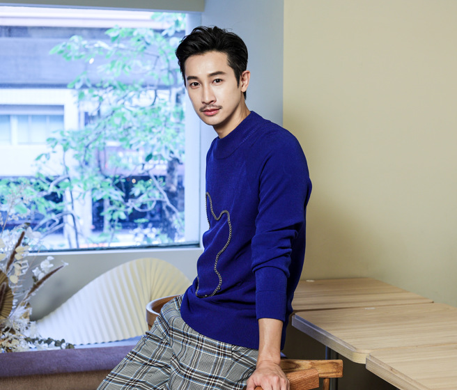 邱凯伟透过和儿子相处，怀念儿时和父亲回忆。（罗永铭摄）