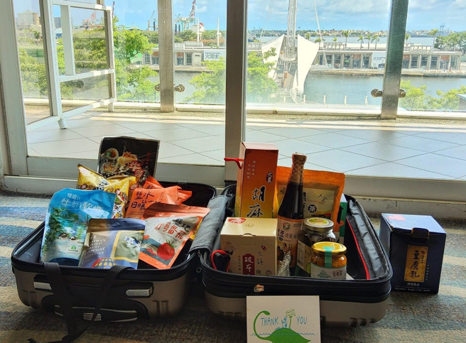 知名作家「孟买春秋」日前到台南举办签书会，台南市长黄伟哲相赠一卡皮箱的台南美食，让他带回法国侨居地。(翻摄孟买春秋粉丝专页)