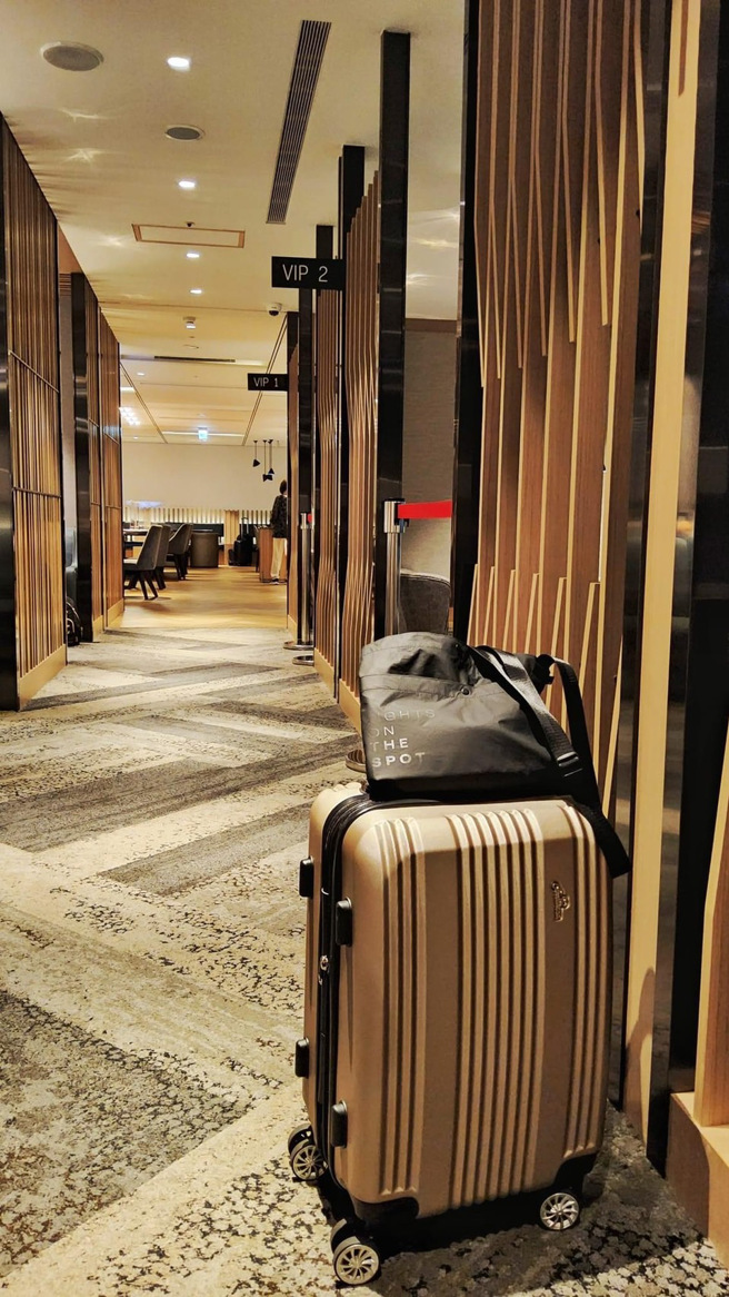 知名作家「孟买春秋」日前到台南举办签书会，台南市长黄伟哲相赠一卡皮箱的台南美食，让他带回法国侨居地。(翻摄孟买春秋粉丝专页)