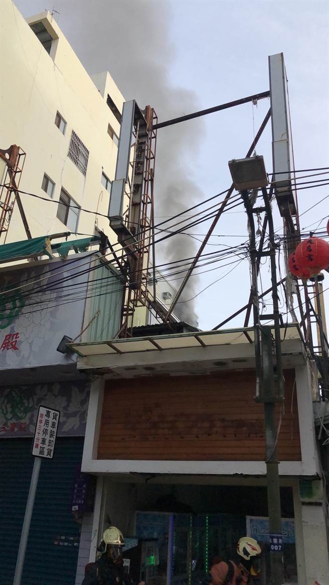 大火从4楼窜出，浓烟不断，研判起火点应该是4楼寝室，所幸没有造成人员伤亡。(民眾提供／吴建辉彰化传真)