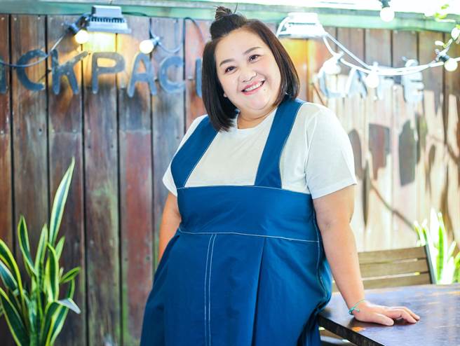 锺欣凌与杨贵媚、严艺文主持实境节目《老少女奇遇记》。（粘耿豪摄）