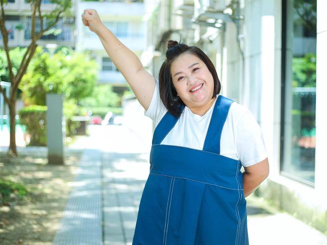 相隔23年再主持外景，锺欣凌笑说体力有差。（粘耿豪摄）