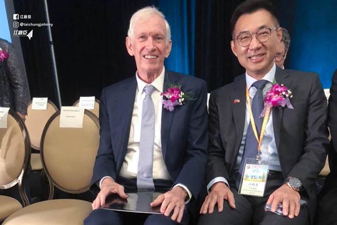 国民党前主席、立委江启臣与美国在台协会（AIT）理事主席莫健（James Moriarty）同台交流。（国民党立委江启臣提供）