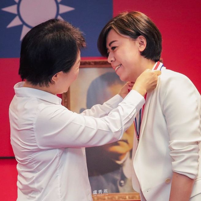 2019年江惠儀獲台中市傑出人士榮譽獎章。（取自盧秀燕臉書）