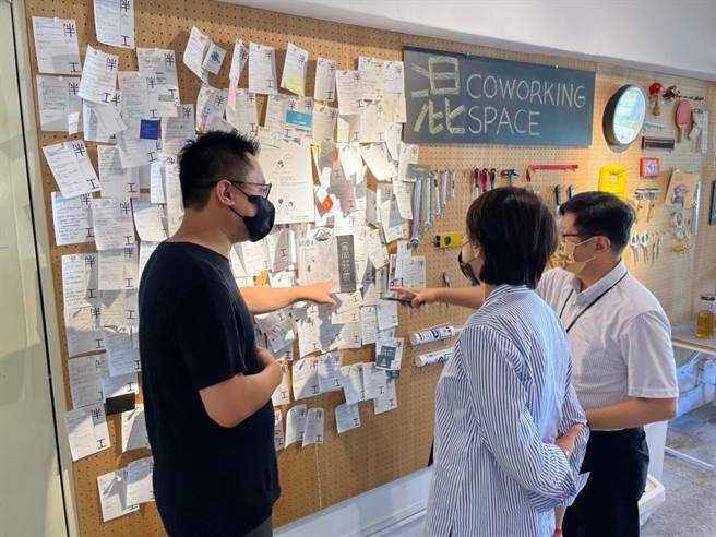 台北市副市长黄珊珊（中）前往花博一带参访新创聚落。（摘自黄珊珊脸书）