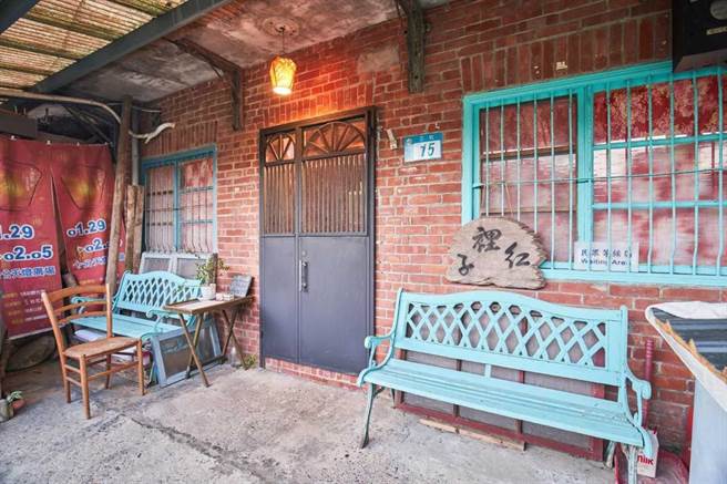 新北市在地青农王圣凯因怀念儿时与阿嬷摘採竹笋的经歷，选择返回故乡打拼，除了积极参与绿竹笋研习班，学习中种植特色竹笋外，也找到一处70多年歷史的老矿工房屋，将其重新整修为古厝民宿。（农业局提供）