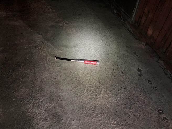 董男的鋁棒遺留在案發現場。（警方提供）