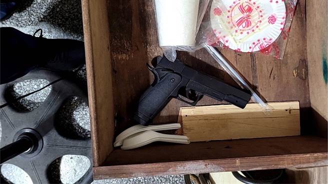 警方查扣到的玩具手搶。（警方提供）