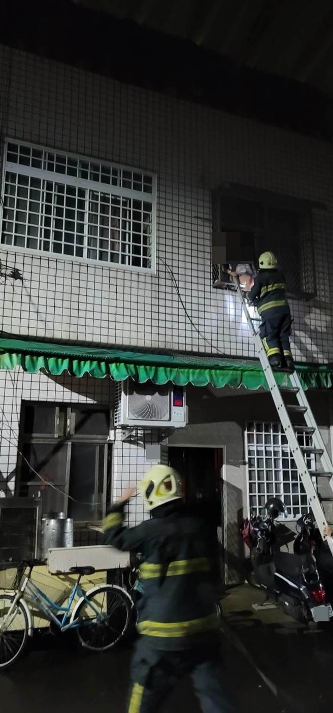 ，今天凌晨4时，高雄市茄萣区一间2楼透天顶楼铁皮加盖住宅发生火警，消防局获报后立即出动16车36人前往抢救。(高雄市消防局提供／林雅惠传真)
